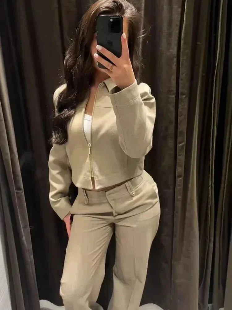 Women's 2-piece set featuring a tailored jacket and wide-leg trousers, made from breathable fabric for comfort and style.