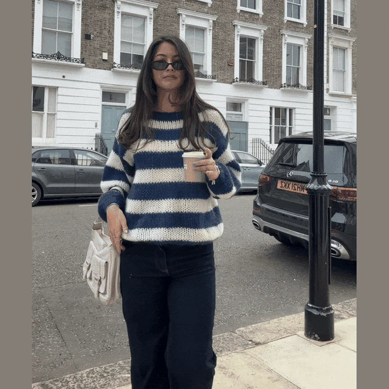 Cozy women's casual striped sweater made of soft cotton for everyday comfort, featuring a relaxed fit and long sleeves.