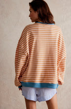 Women's casual striped sweater in soft knit with a relaxed fit and long sleeves, perfect for everyday wear.