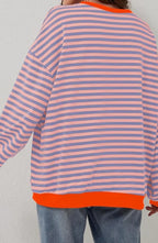 Casual women's striped sweater in soft knit, featuring a relaxed fit and long sleeves, perfect for everyday wear.