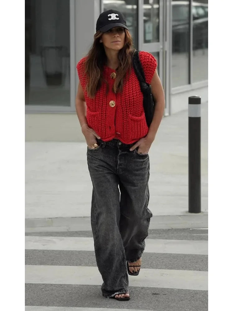 Women's chunky knit vest with pockets, crafted from soft yarn for warmth, featuring a relaxed fit and textured pattern.