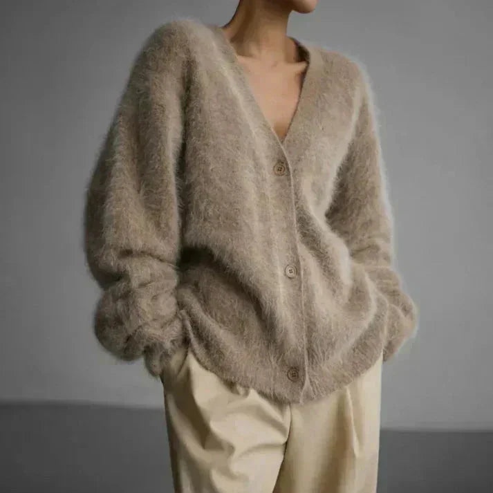 Women's cozy button-up cardigan with long sleeves, made of soft knit fabric, featuring a relaxed fit and functional buttons.