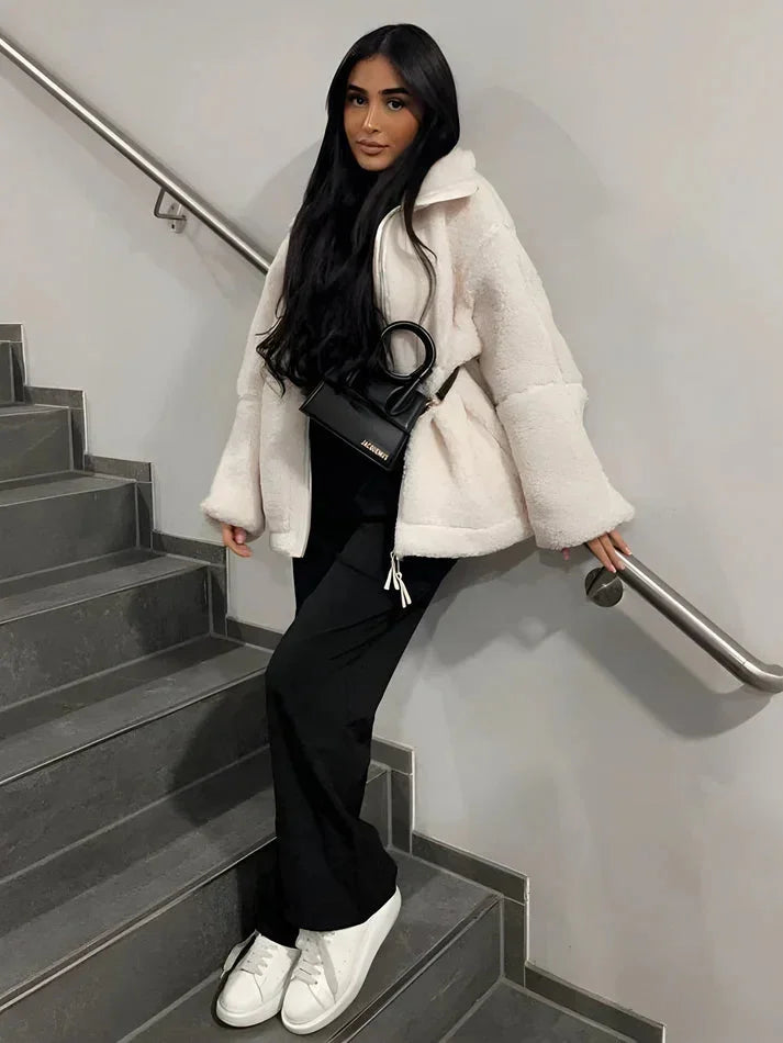 Alt text: Women's oversized fleece jacket in soft fabric, featuring a relaxed fit and practical pockets for comfort and…
