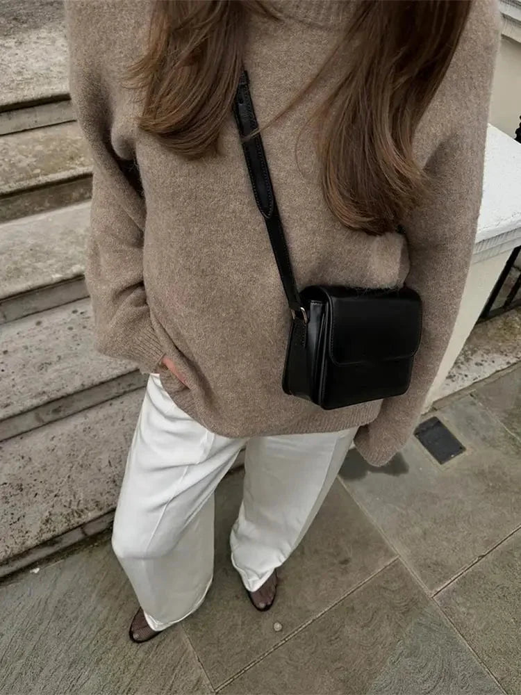 Women's cozy oversized sweater with round neck, crafted from soft knit fabric for comfort and a relaxed fit.