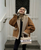 Women's oversized teddy coat in soft fabric, featuring a wide collar and relaxed fit for comfort and warmth.