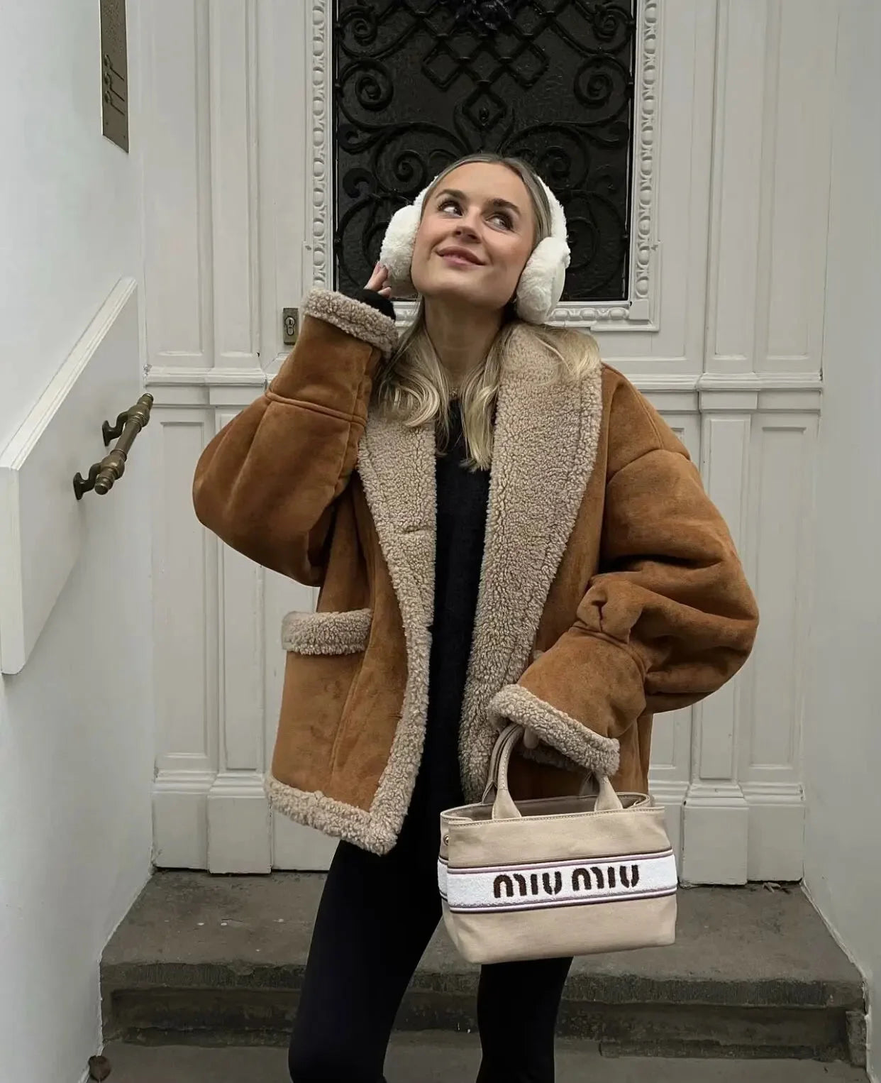 Women's oversized teddy coat in soft fabric, featuring a wide collar and relaxed fit for comfort and warmth.