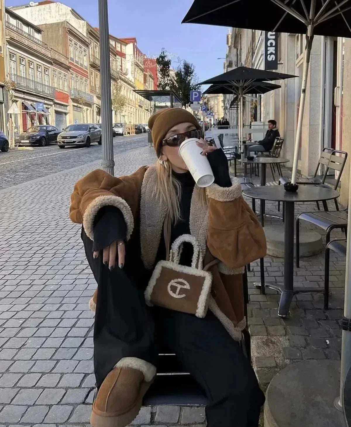 Women's oversized teddy coat in soft fabric, featuring a wide collar and relaxed fit for comfort and style during colder…