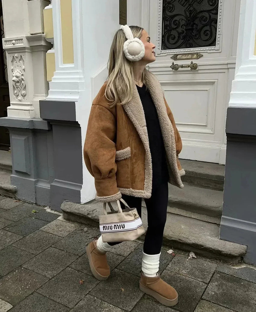 "Women's oversized teddy coat in soft fabric featuring a wide collar for added warmth and comfort in casual style."