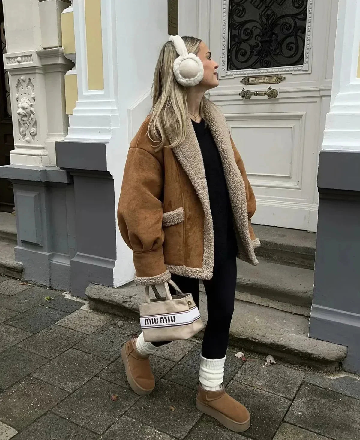 "Women's oversized teddy coat in soft fabric featuring a wide collar for added warmth and comfort in casual style."