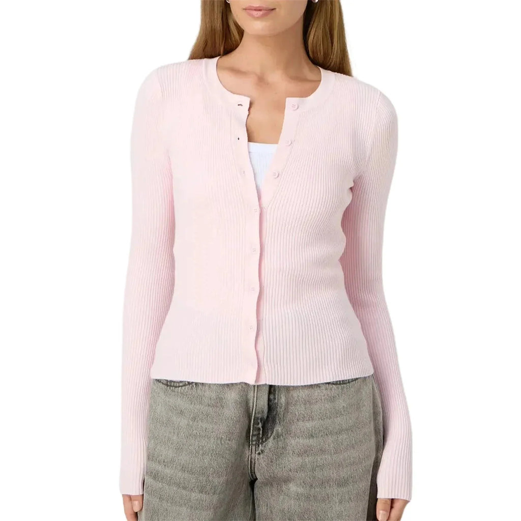 Women's cropped cardigan in soft knit, featuring a ribbed texture and button closure for a casual, modern look.