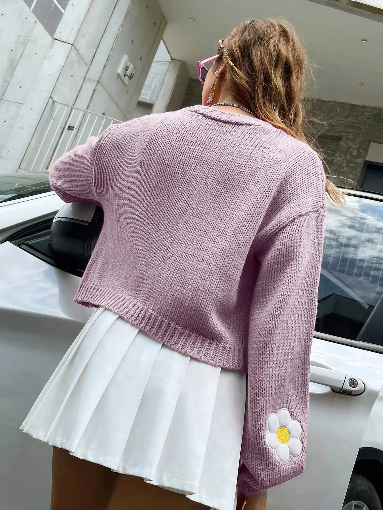 Women's open-front cardigan made of soft knit, featuring delicate daisy embroidery for a casual and stylish look.