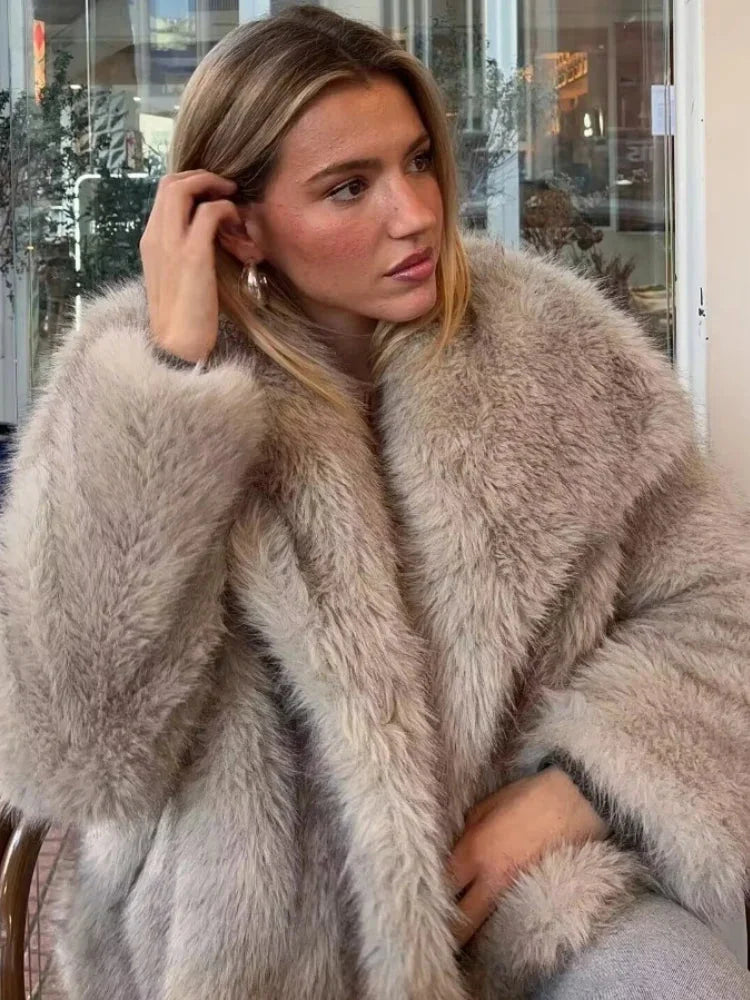 Women's fluffy jacket featuring an oversized collar, made from soft fleece for warmth and comfort in a stylish design.