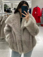 Women's fluffy jacket with oversized collar, made from soft fleece, featuring a cozy design and stylish large collar for…