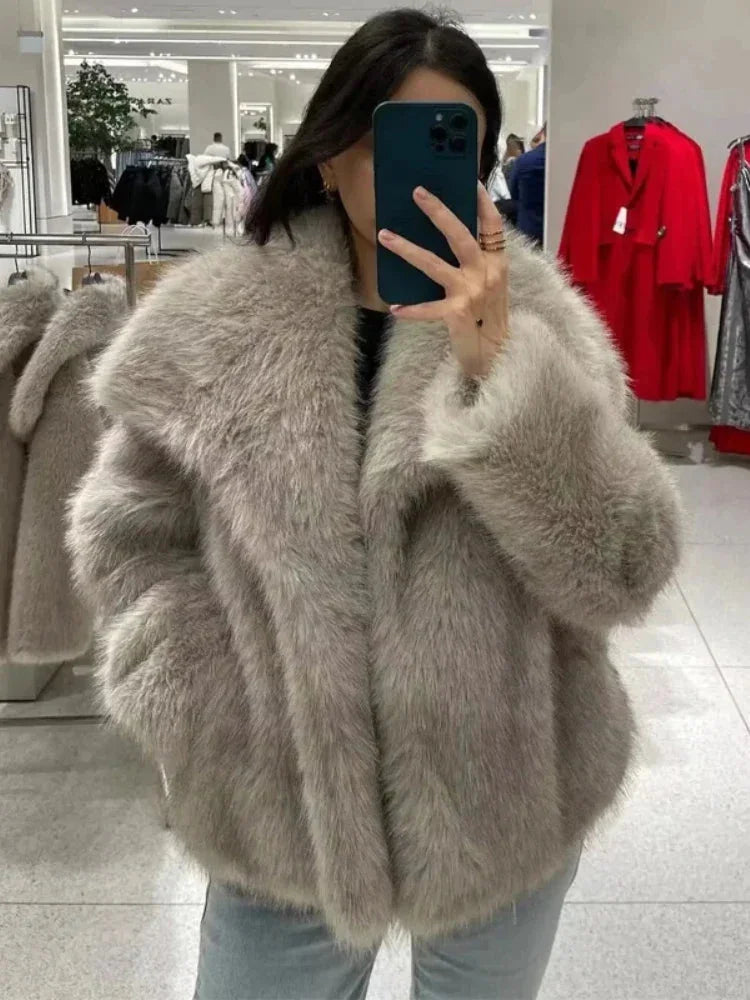 Women's fluffy jacket with oversized collar, made from soft fleece, featuring a cozy design and stylish large collar for…