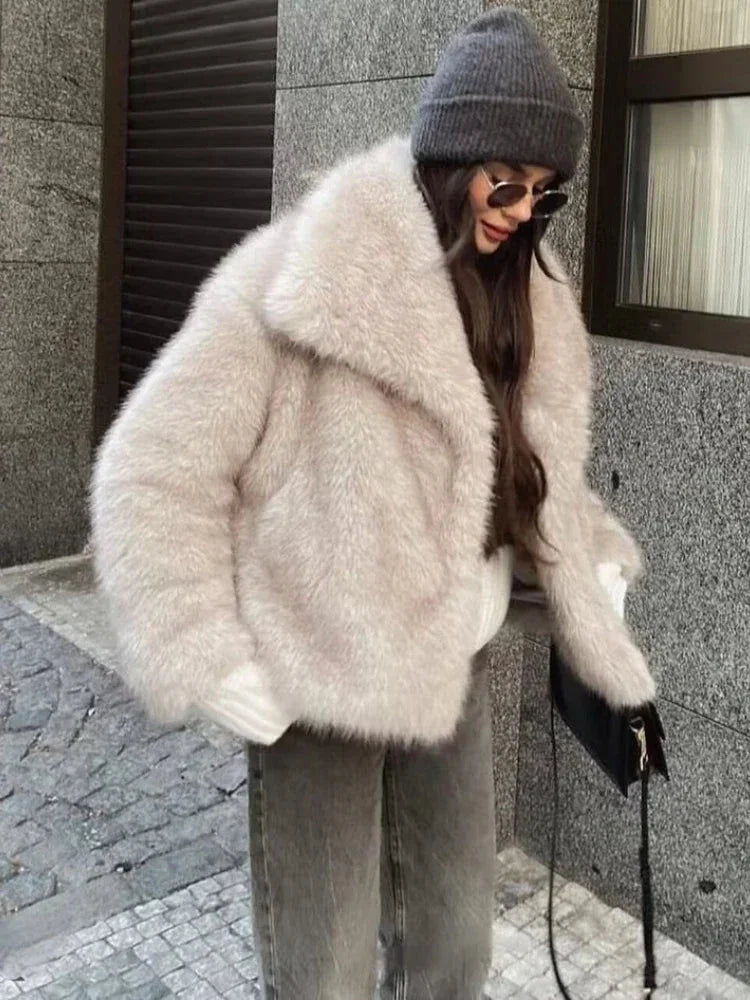 Women's fluffy jacket with oversized collar made from soft fabric, featuring a relaxed fit and cozy texture for comfort.