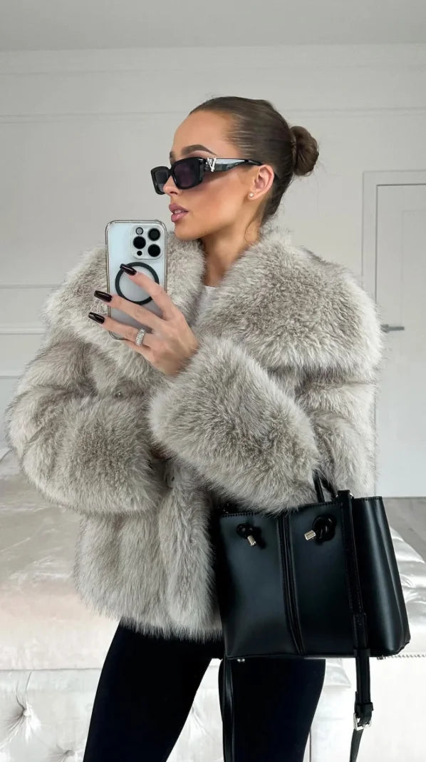 Women's fluffy jacket featuring an oversized collar, crafted from soft, warm fabric for comfort and style in chilly weather.