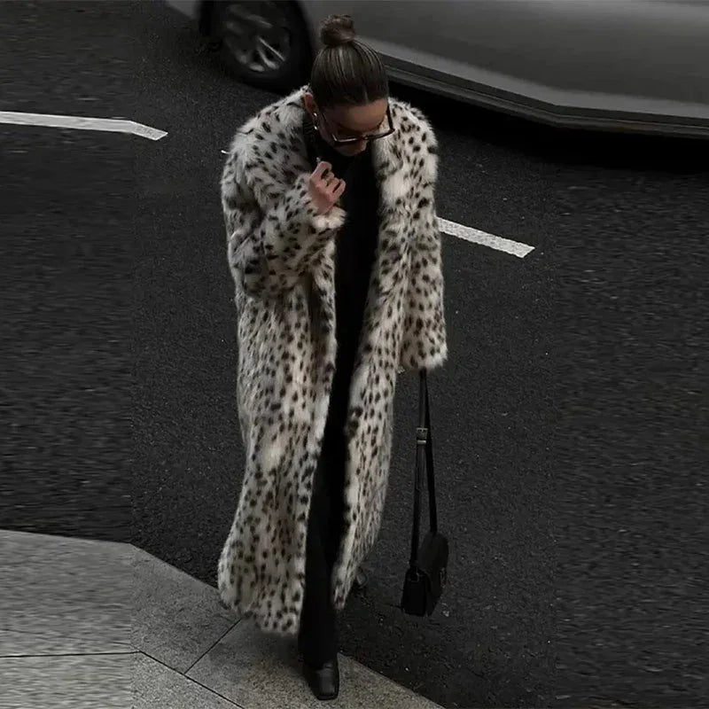 Women's full-length leopard print coat with collar, made of soft fabric featuring an eye-catching animal pattern.