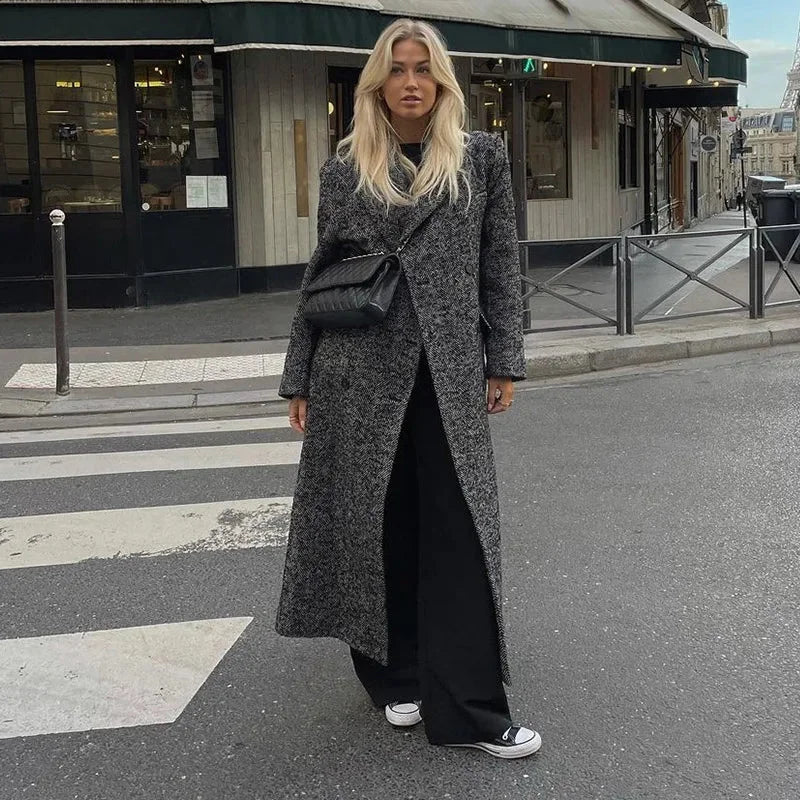 Women's gray oversized coat with long sleeves, made of soft wool blend, featuring a relaxed fit and deep pockets for comfort.
