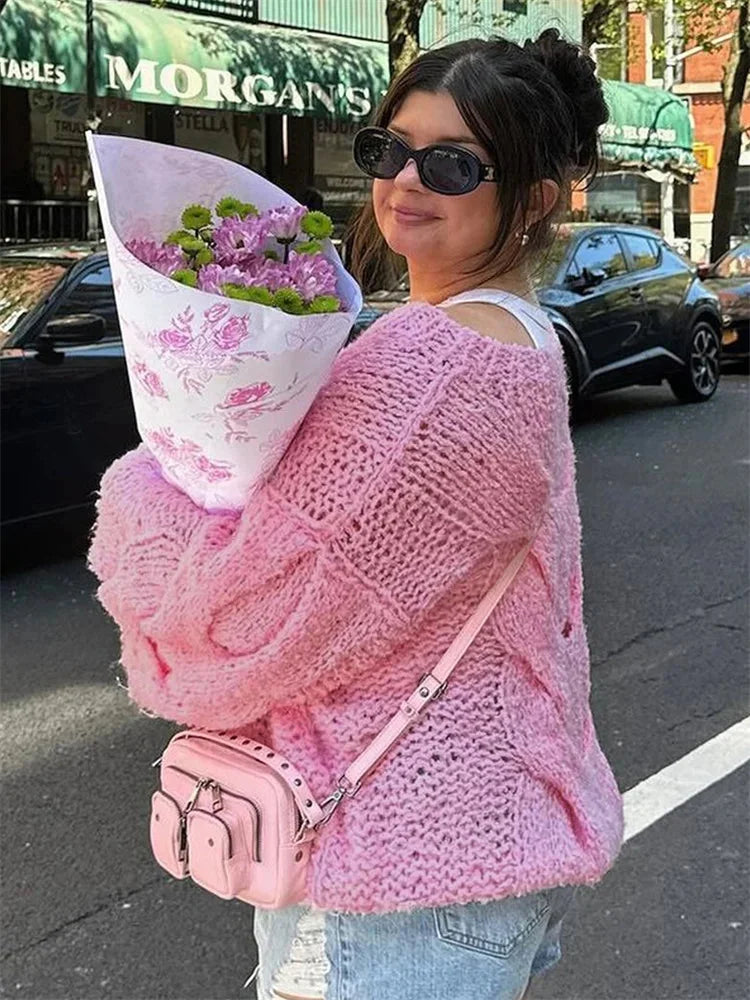 Women's loose-fit knitted sweater made from soft, breathable fabric, featuring a cozy design for everyday wear.