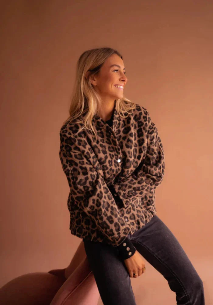 Women's leopard print button-up jacket made of soft fabric with a classic collar and front pockets for a casual look.