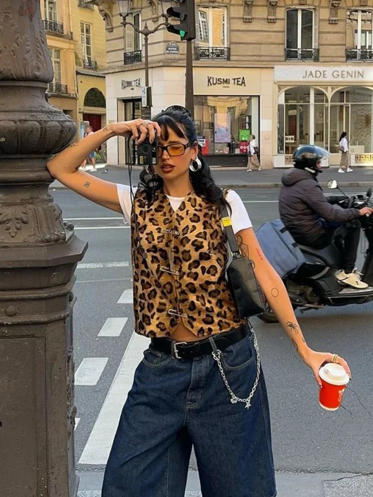 Women’s leopard print casual vest made of soft, lightweight fabric, featuring a relaxed fit and sleeveless design.