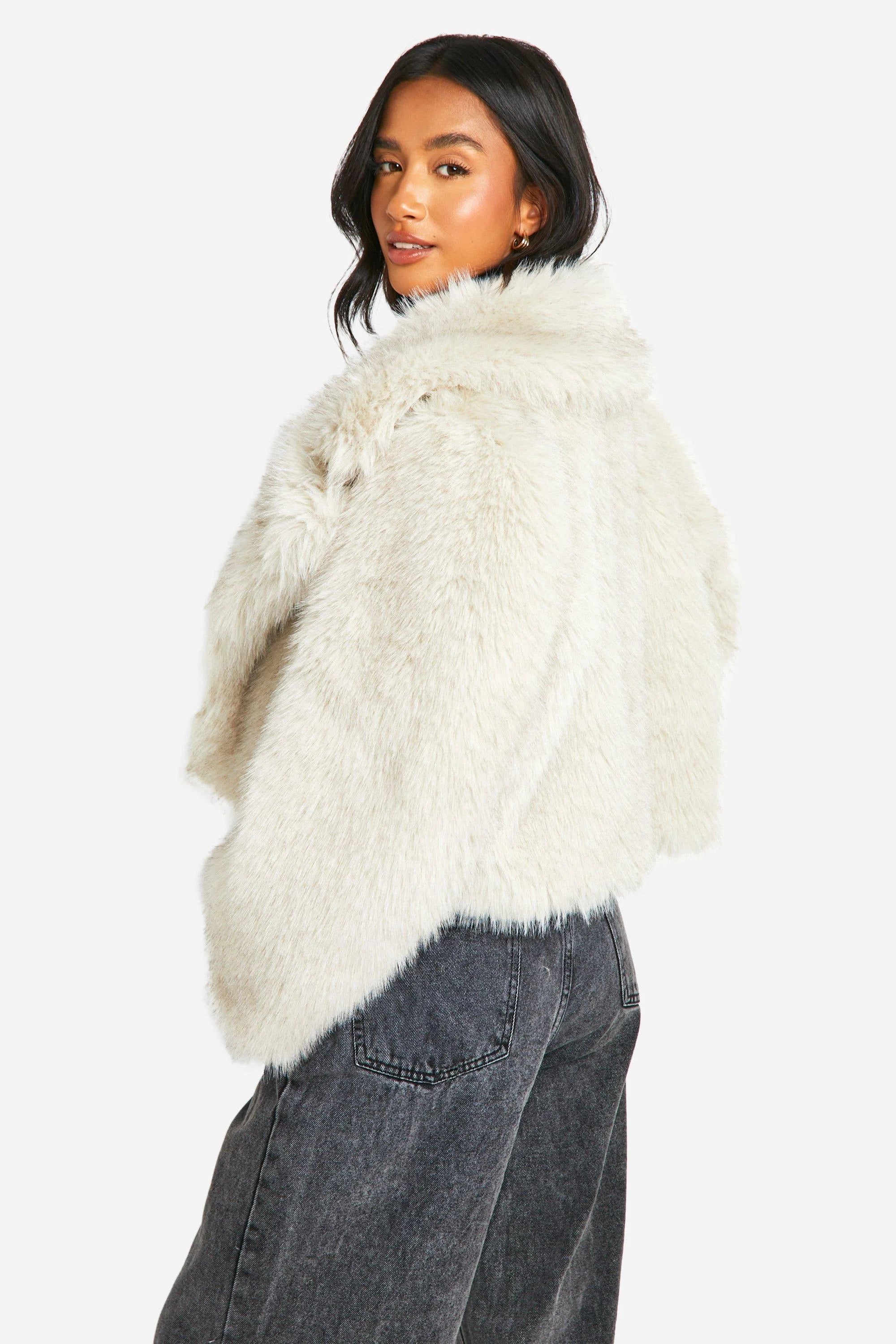Women's off-white faux fur coat featuring an oversized collar and soft texture, perfect for stylish warmth in colder months.