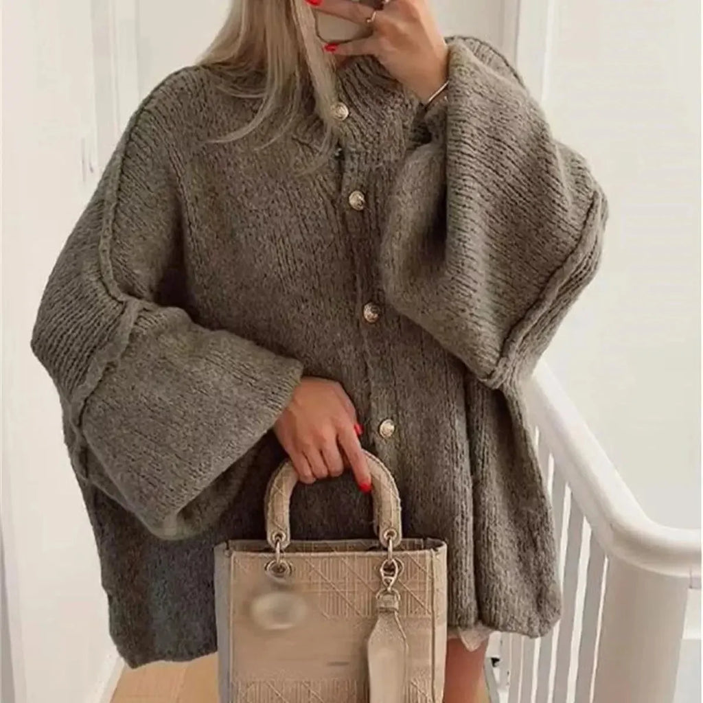 Women's oversized pullover sweater with long sleeves, made from soft, breathable fabric for comfort and relaxed fit.