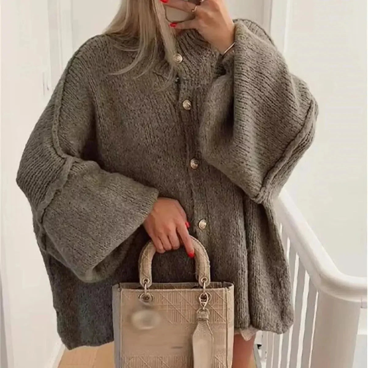 Women's oversized pullover sweater with long sleeves, made from soft, breathable fabric for comfort and relaxed fit.