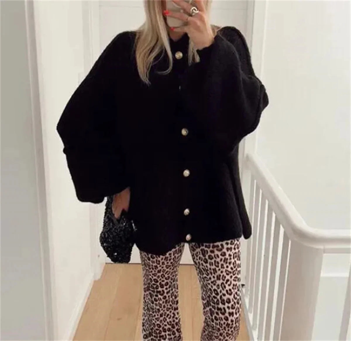 Women's oversized cozy pullover sweater with long sleeves, made from soft, breathable fabric and featuring a relaxed fit.