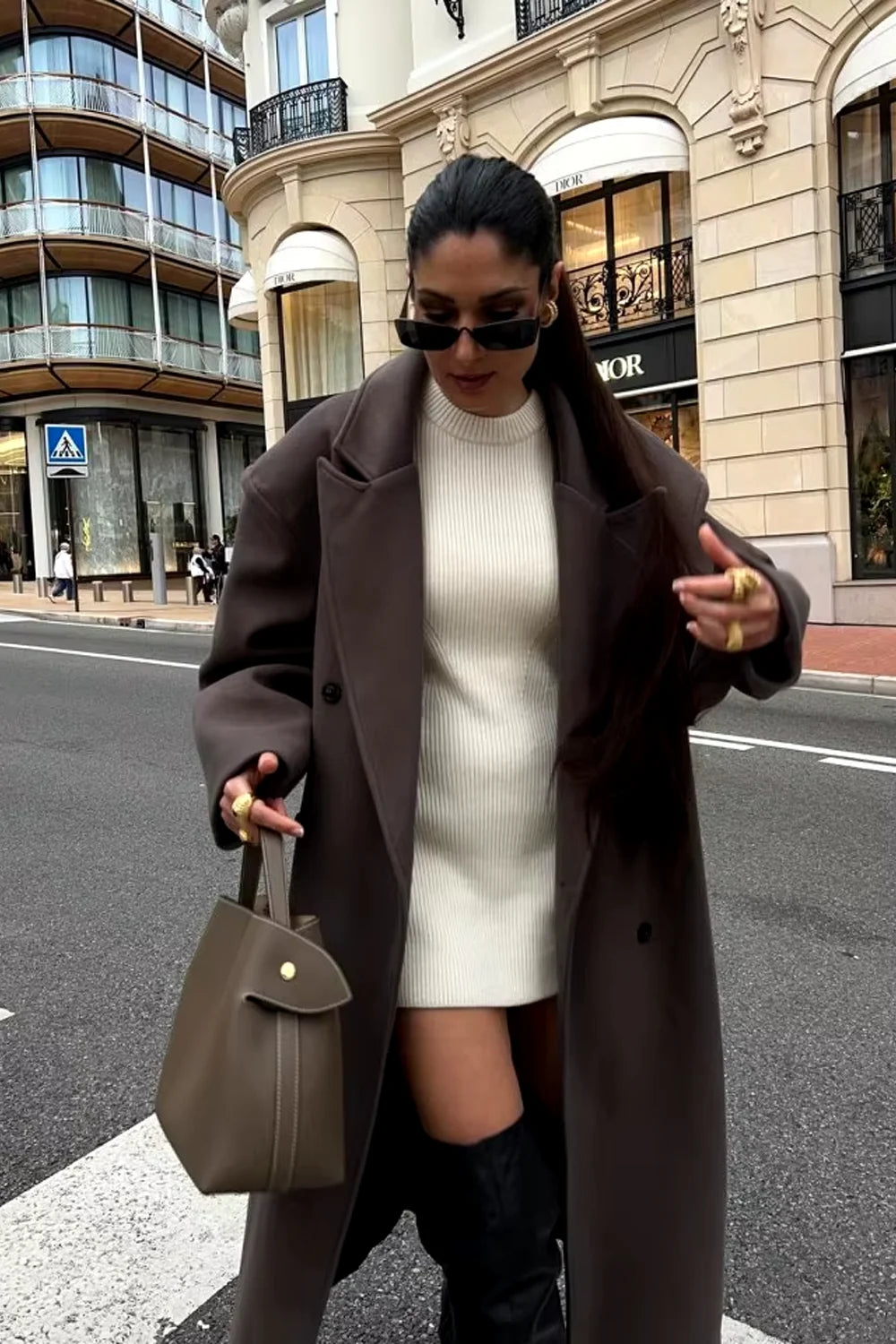 Women's oversized gray coat featuring a double-breasted design, soft fabric, and practical side pockets for everyday wear.