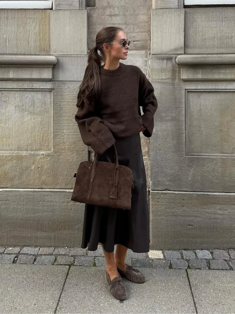 Women's oversized knit sweater in soft fabric, designed with long sleeves and a relaxed fit for comfort and style.