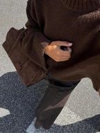 Lightweight women's oversized knit sweater with long sleeves, featuring a relaxed fit and ribbed cuffs for comfort.