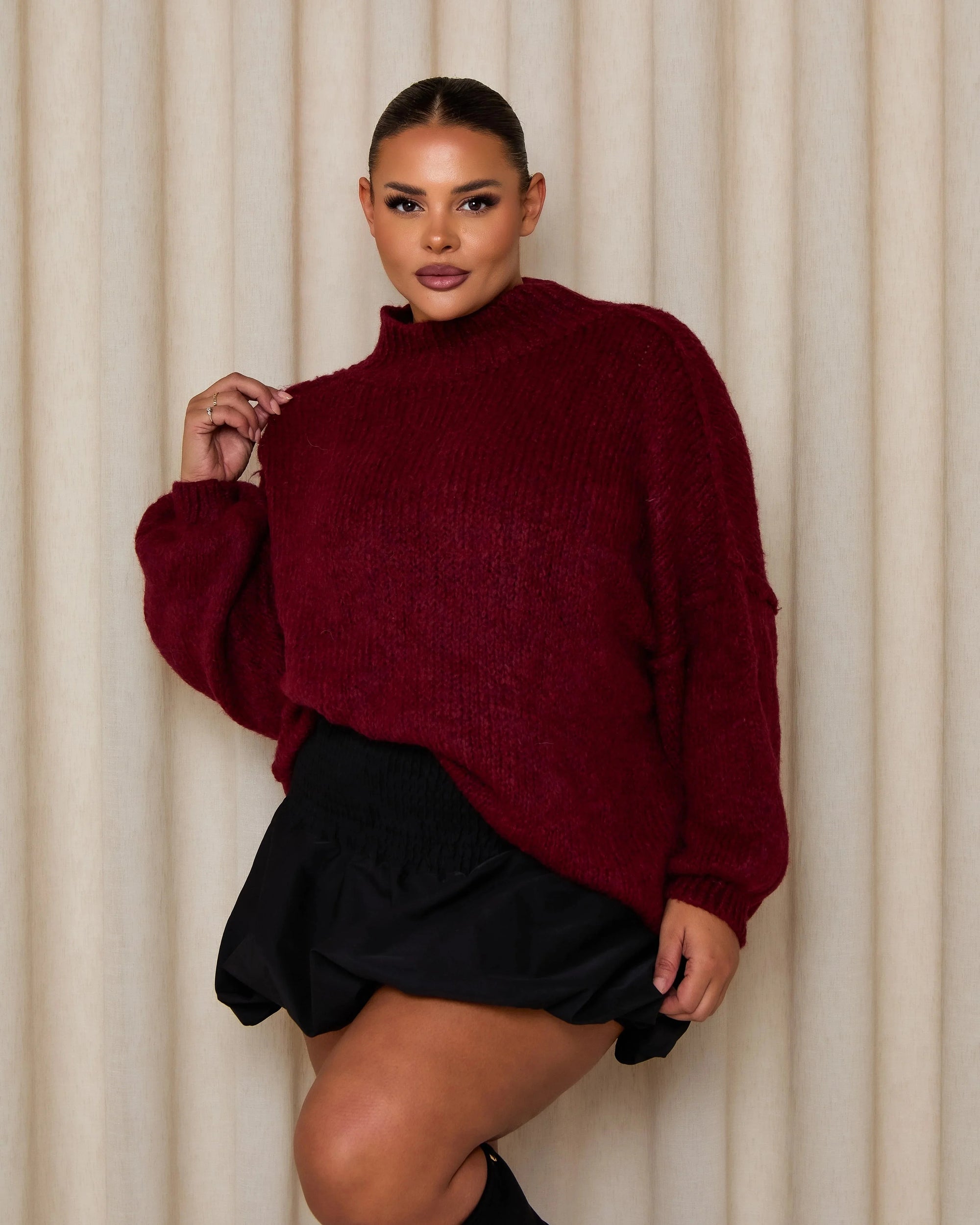 Women's oversized pullover sweater in soft knit, featuring a cozy high neckline and relaxed fit for comfortable wear.
