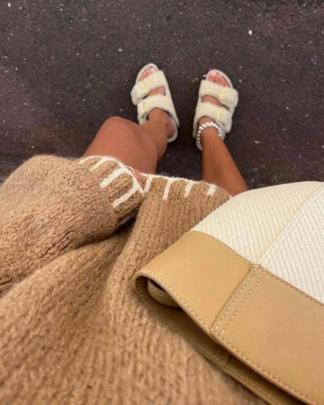 Soft women's oversized sweater featuring striped details, crafted from comfortable knit fabric for a relaxed, casual fit.