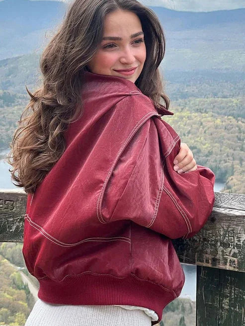 Women's oversized bomber jacket made of soft velvet, featuring a zip front closure and ribbed cuffs for a stylish fit.