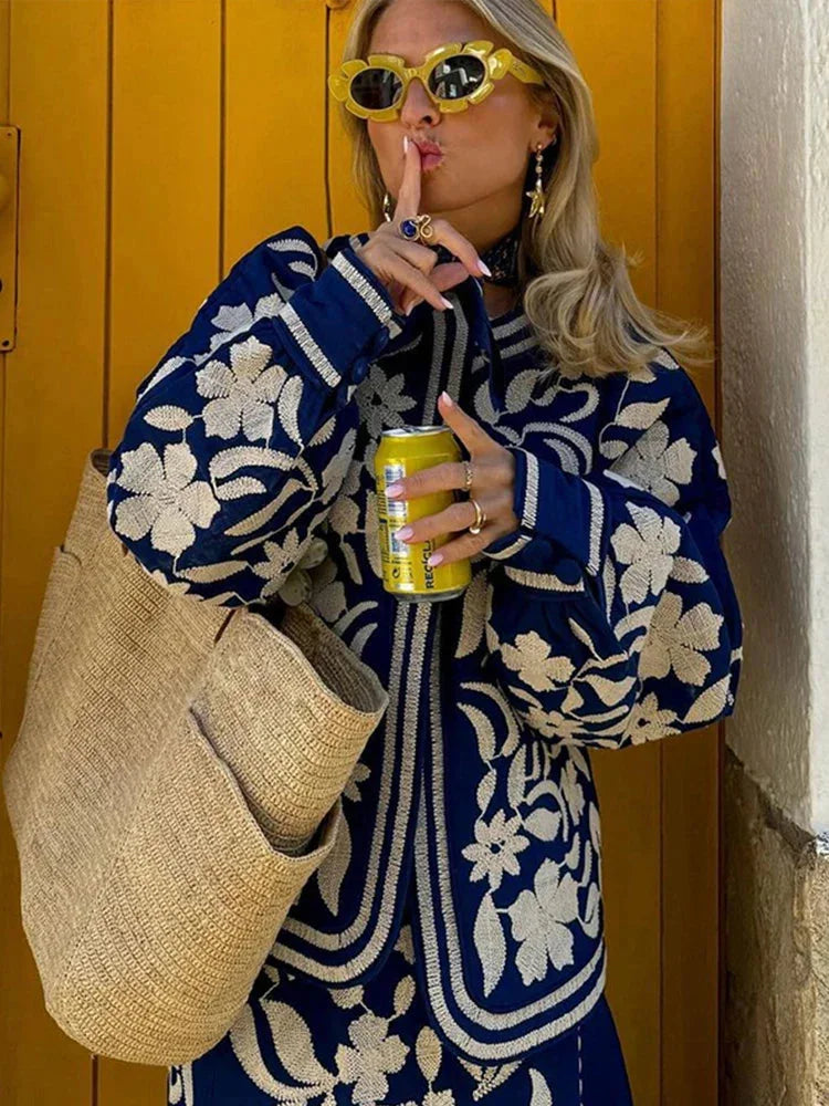 Alt text: Women's retro boho quilted jacket in cotton with intricate floral patterns and a relaxed fit for casual wear.