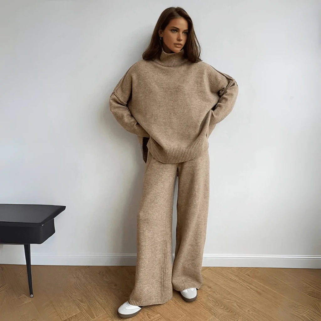 Comfortable women's turtleneck loungewear set in soft fabric with a relaxed fit, perfect for casual wear at home.