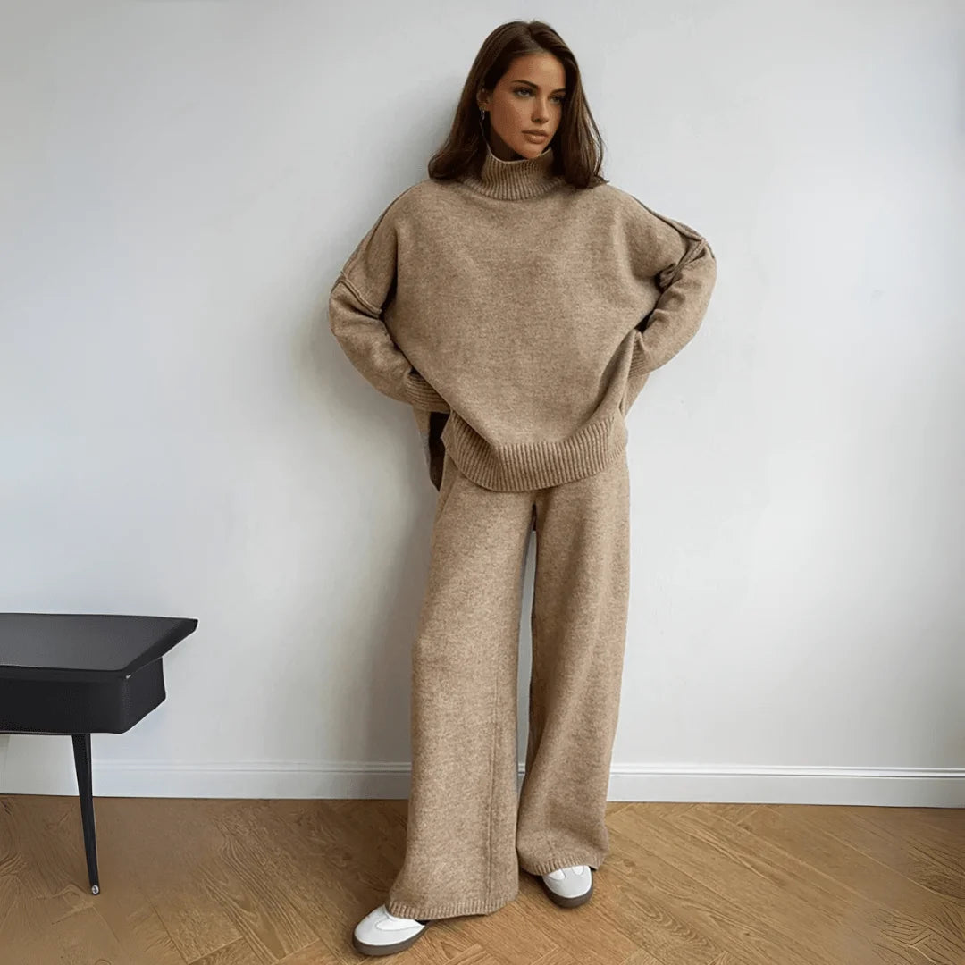 Comfortable women's turtleneck loungewear set in soft fabric with a relaxed fit, perfect for casual wear at home.