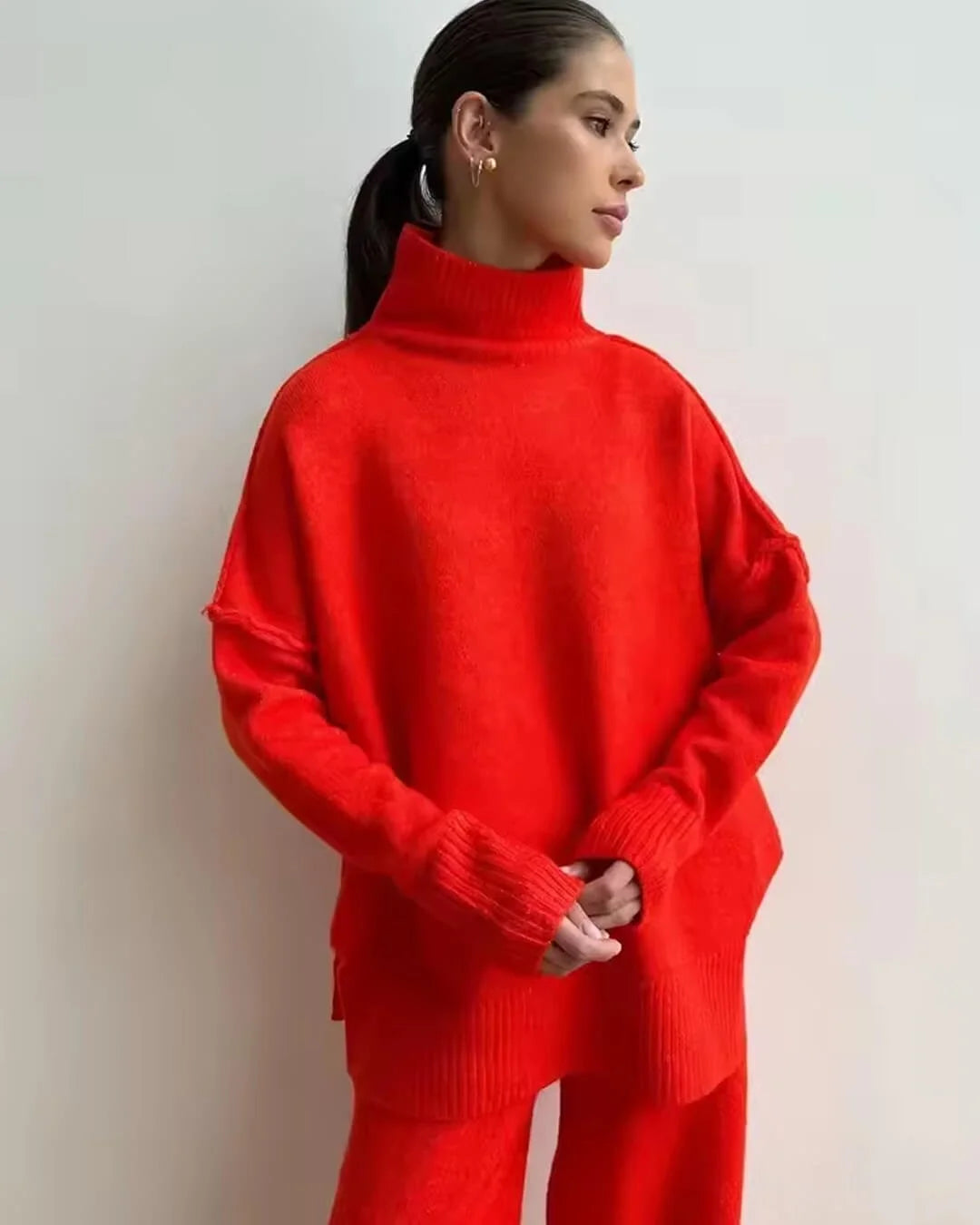 Cozy women's turtleneck loungewear set in soft fabric, featuring a relaxed fit and casual style for comfortable home wear.