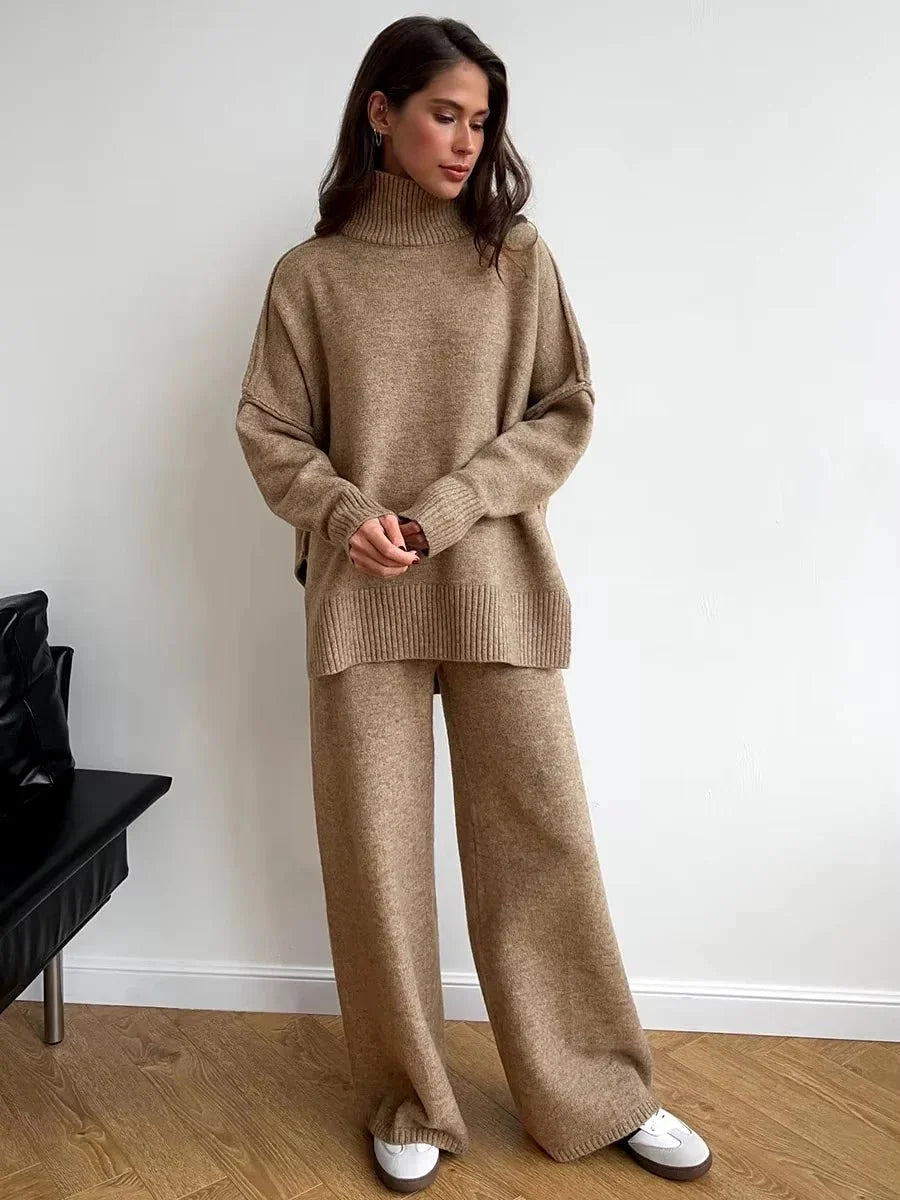 Cozy women's turtleneck loungewear set in soft fabric, featuring a relaxed fit for comfort and easy movement.