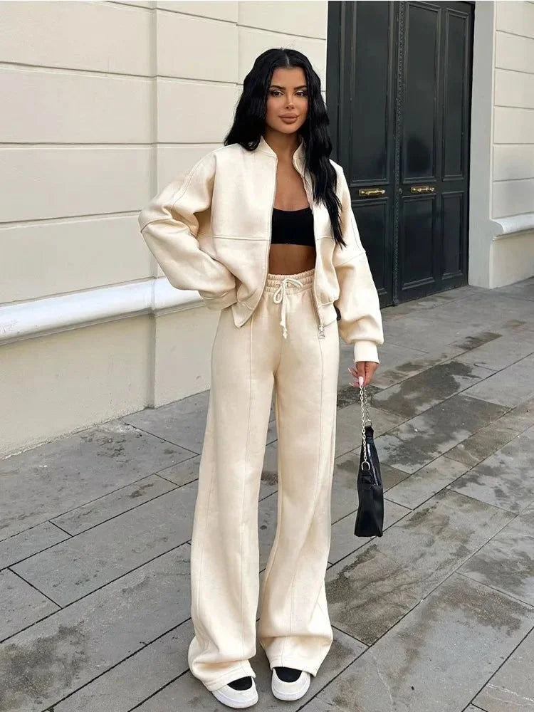 Women's urban lounge set featuring a relaxed fit, soft cotton blend material, and practical pockets for everyday comfort.