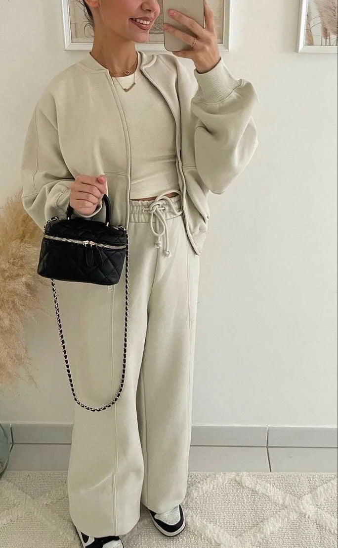 Women's urban lounge set in soft fabric, featuring a relaxed fit and functional pockets for everyday comfort and style.