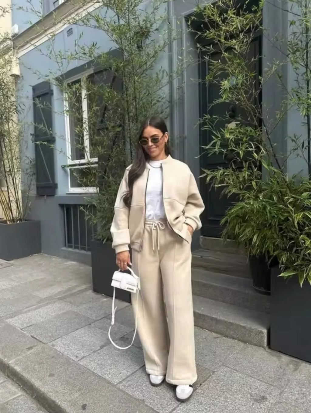 Lightweight women's urban lounge set featuring a relaxed fit, soft fabric, and convenient pockets for everyday comfort.