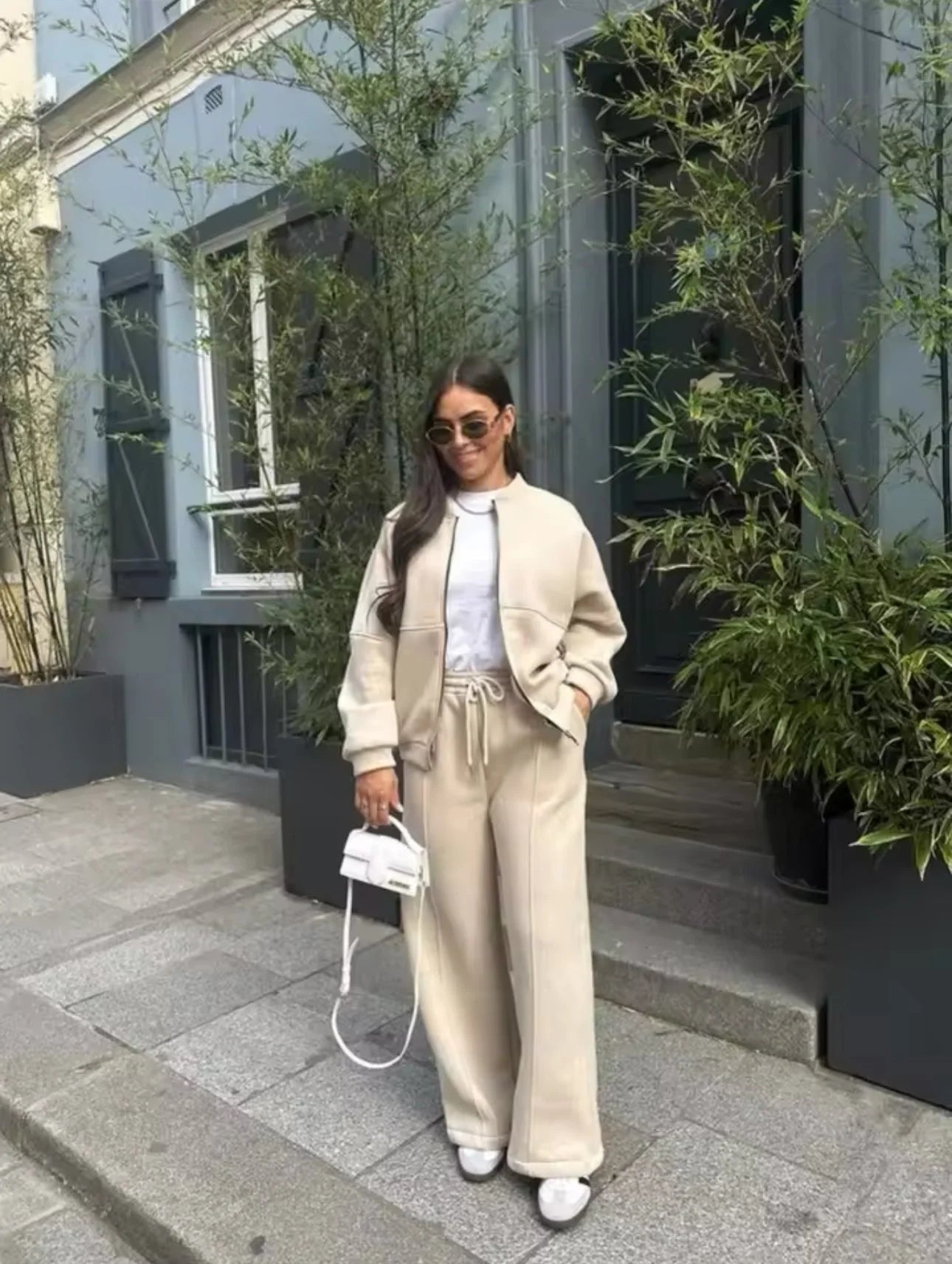 Lightweight women's urban lounge set featuring a relaxed fit, soft fabric, and convenient pockets for everyday comfort.