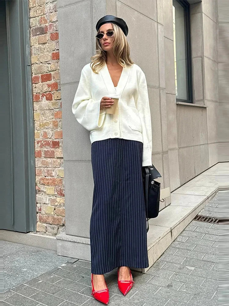 Women's V-neck loose cardigan made of soft knit fabric, featuring button details and a relaxed fit for comfortable wear.